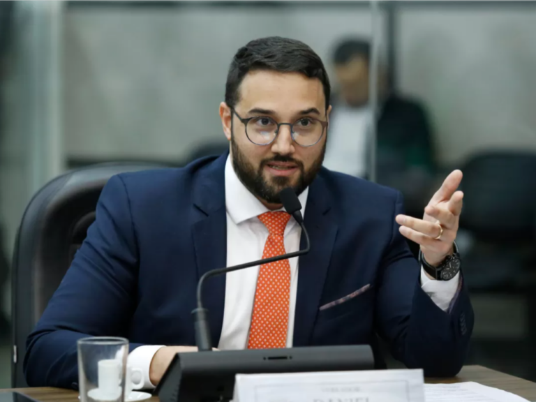 O vereador Daniel Malvezzi, que denunciou as horas extras ilegais na prefeitura de Maringá, fala no plenário da Câmara.