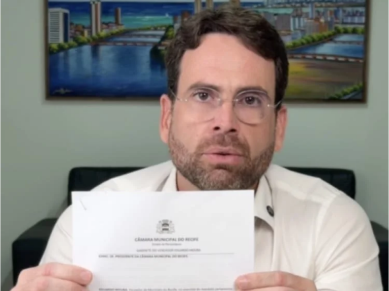 O vereador Eduardo Moura com o pedido de impeachment do prefeito do Recife, João Campos, em mãos.