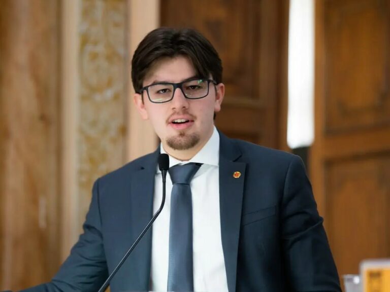 O vereador do NOVO, Guilherme Kilter, que propôs o Estatuto da Liberdade Religiosa em Curitiba, discursa na tribuna da Câmara.