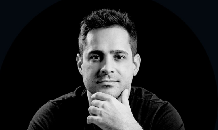 O deputado do NOVO, Leo Siqueira, que revelou ter sido procurado para ser um dos influenciadores em defesa do Banco Master em troca de milhões, aparece em imagem preto e branco.