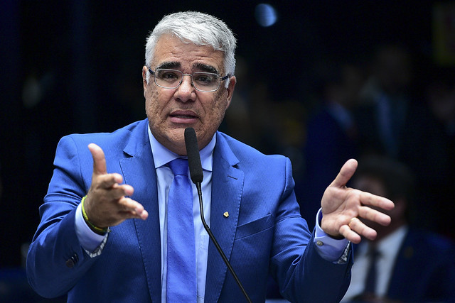 O senador Eduardo Girão, que assinou o novo Projeto da Anistia, discursa no Senado.