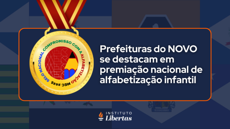 Lê-se “Prefeituras do NOVO se destacam em premiação nacional de alfabetização infantil”, a logo do Instituto Libertas abaixo e as bandeiras de algumas das prefeituras em questão ao fundo.