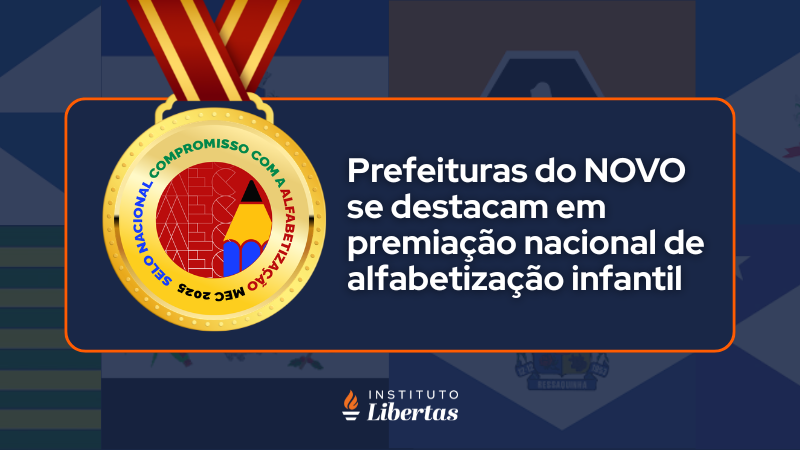Lê-se “Prefeituras do NOVO se destacam em premiação nacional de alfabetização infantil”, a logo do Instituto Libertas abaixo e as bandeiras de algumas das prefeituras em questão ao fundo.