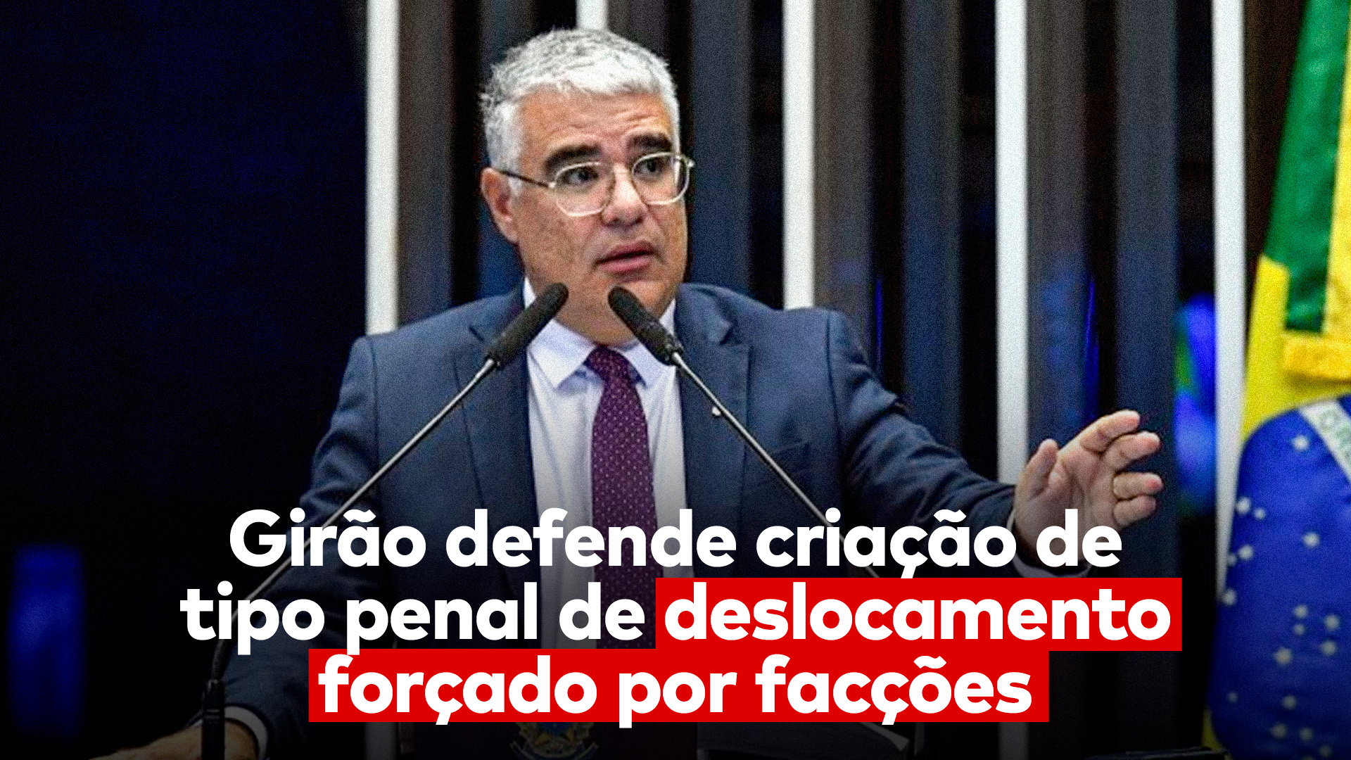 O senador Eduardo Girão, que propôs tipificar o crime de expulsão de moradores por facções criminosas, discursa no Senado e abaixo dele lê-se “Girão defende criação de tipo penal de deslocamento forçado por facções”.