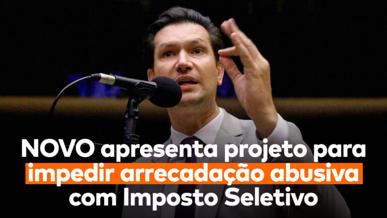 Gilson Marques discursa na Câmara e abaixo dele aparece a frase “NOVO apresenta projeto para impedir arrecadação abusiva com Imposto Seletivo”, que reflete as consequências da reforma tributária.