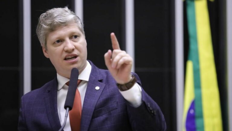 Marcel van Hattem, que protocolou a notícia-crime contra Alexandre de Moraes, discursa na Câmara dos Deputados.