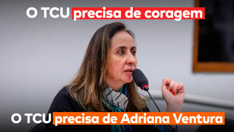 Acima lê-se “O TCU precisa de coragem”, abaixo “O TCU precisa de Adriana Ventura” e entre as duas frases vemos Adriana Ventura, a candidata do NOVO para a vaga no TCU, falando em uma comissão na Câmara.