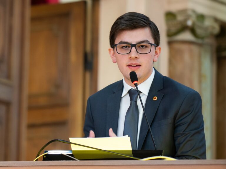 O vereador Guilherme Kilter, que apresentou o projeto de intercâmbio internacional para professores de Curitiba, fala na tribuna.