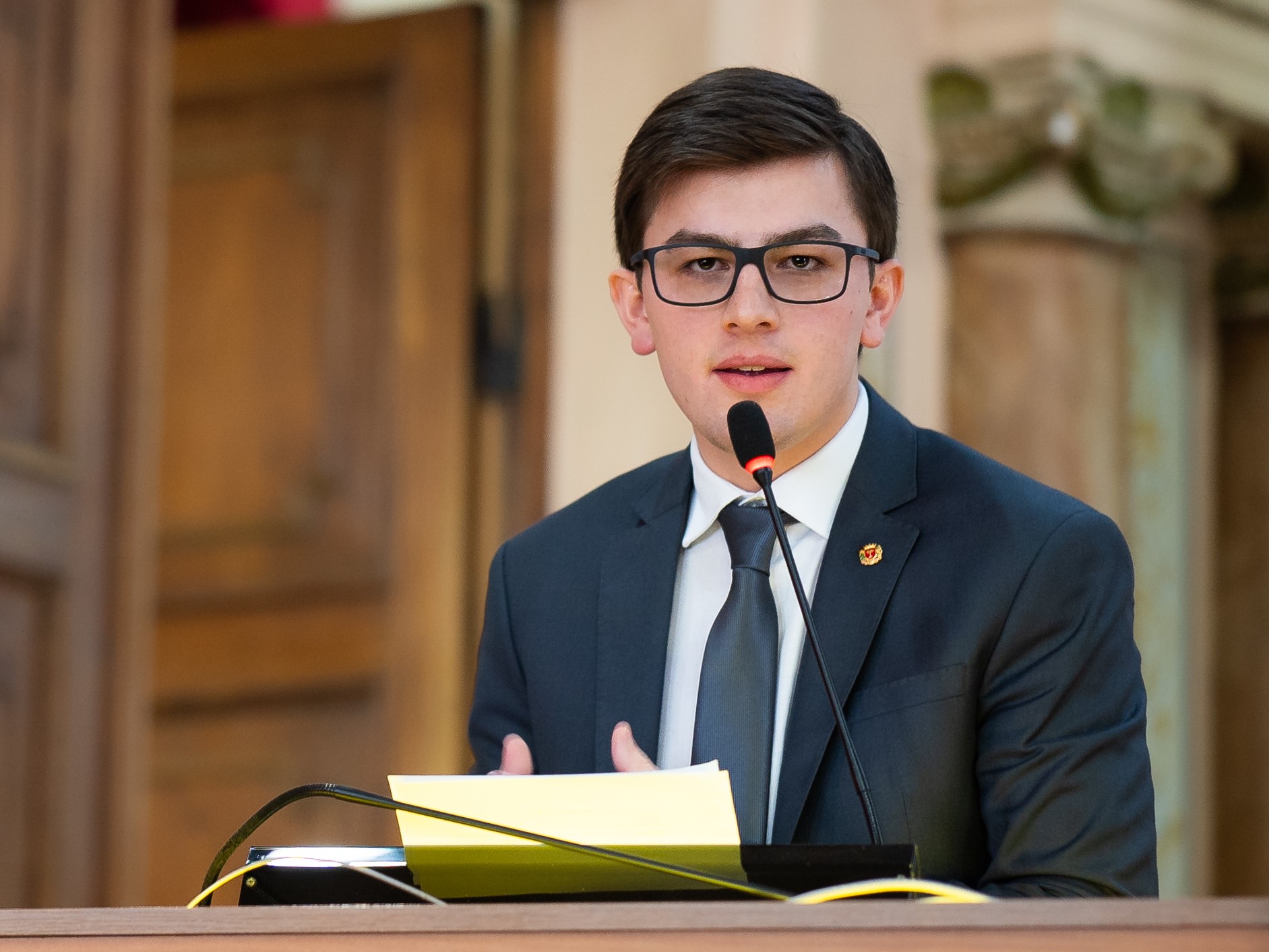 O vereador Guilherme Kilter, que apresentou o projeto de intercâmbio internacional para professores de Curitiba, fala na tribuna.