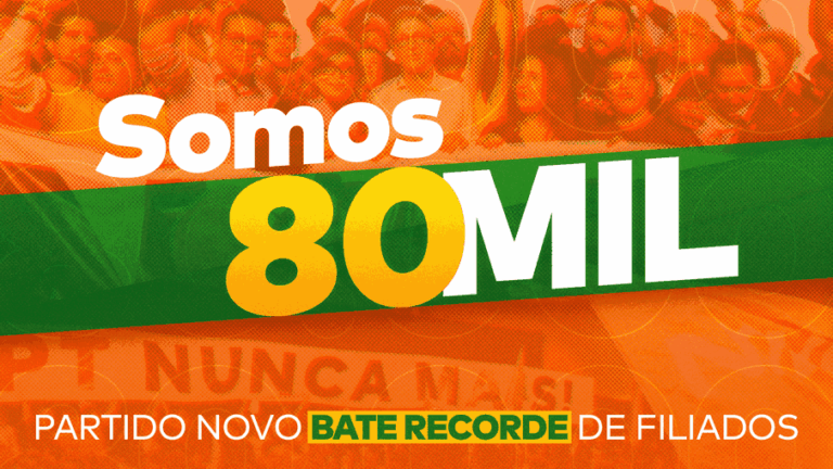 Na arte da matéria “Partido Novo Bate 80 Mil Filiados: Marco Histórico” aparecem as frases “Somos 80 mil” e “Partido Novo bate recorde de filiados”.
