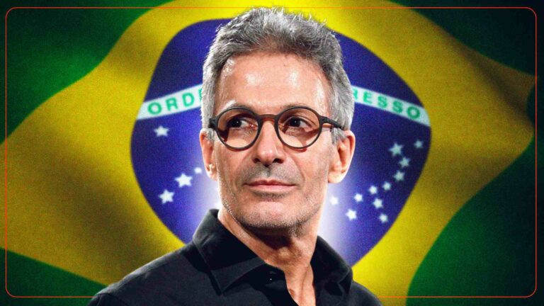 Romeu Zema, que lançará seu plano de governo como pré-candidato à presidência, aparece com a bandeira do Brasil ao fundo.