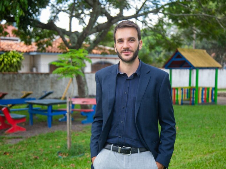 A imagem mostra o vereador Luiz Meneghetti, que enviou a emenda que reduziu a fila do exame de câncer de mama em 67% em Santa Maria.