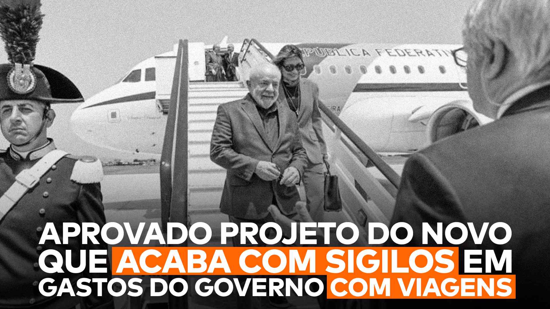Lula e Janja descem de um jatinho e abaixo deles aparece a frase "Aprovado projeto do NOVO que acaba com sigilos em gastos do governo com viagens”.