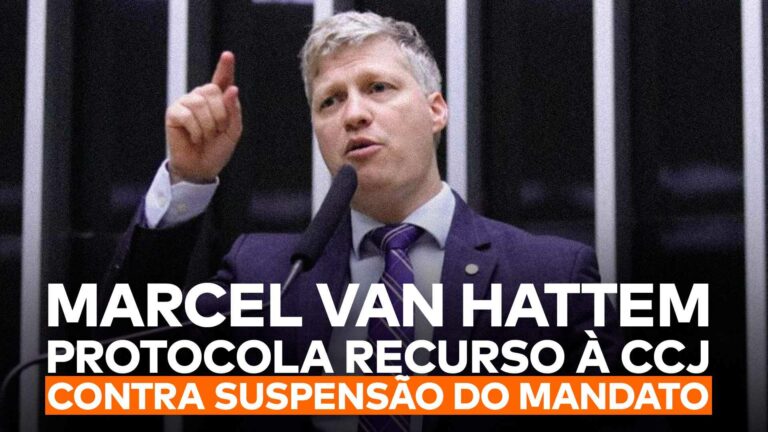 Marcel discursa na tribuna da Câmara e abaixo dele lê-se a frase "Marcel van Hattem protocola recurso à CCJ contra suspensão do mandato”.