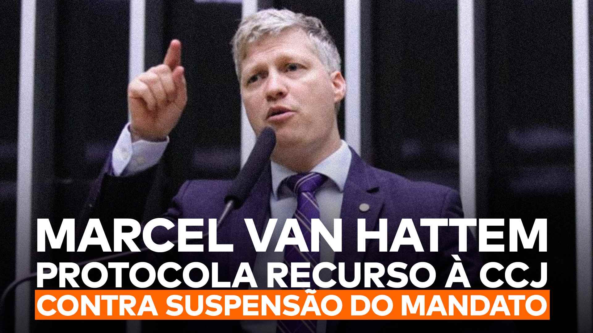 Marcel discursa na tribuna da Câmara e abaixo dele lê-se a frase "Marcel van Hattem protocola recurso à CCJ contra suspensão do mandato”.