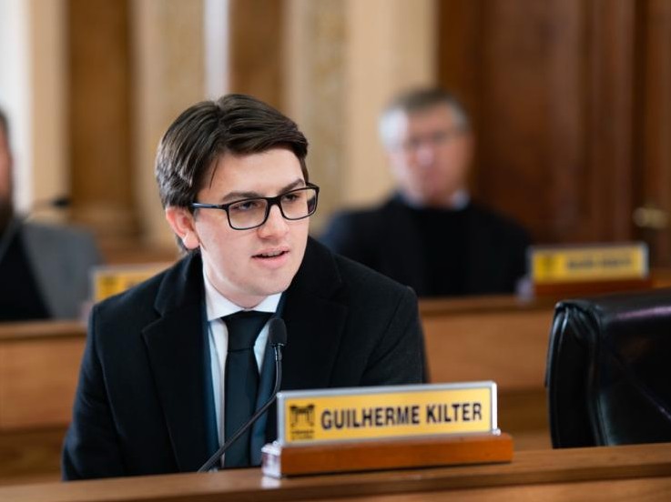 Guilherme Kilter, que apresentou o projeto que dobra a multa para entulho em espaços públicos de Curitiba, discursa na Câmara de Vereadores.
