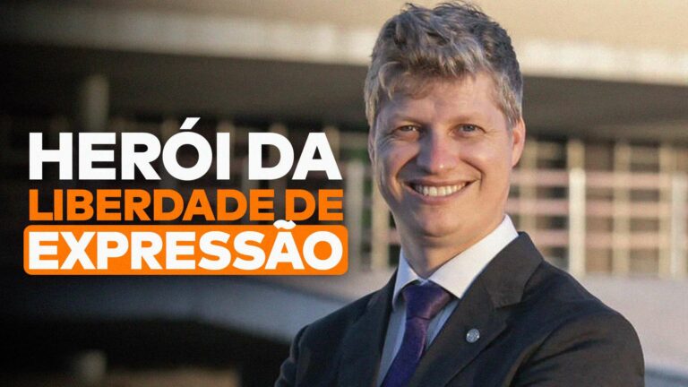 O deputado Marcel van Hattem, que aparece ao lado da frase “Herói da liberdade de expressão”, recebeu um prêmio internacional por suas ações em prol do livre debate.