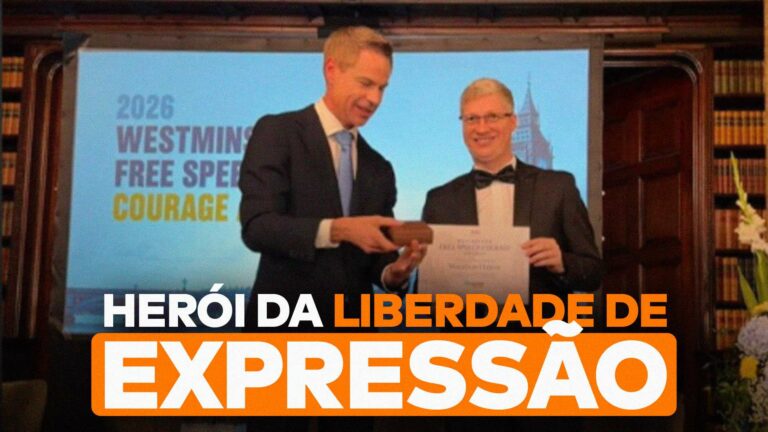 O deputado Marcel van Hattem, que aparece abaixo da frase “Herói da liberdade de expressão”, recebeu um prêmio internacional por suas ações em prol do livre debate.
