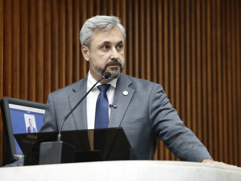 O deputado estadual Fábio Oliveira, que questiona as cotas trans na UFPR, aparece na tribuna da ALEP.