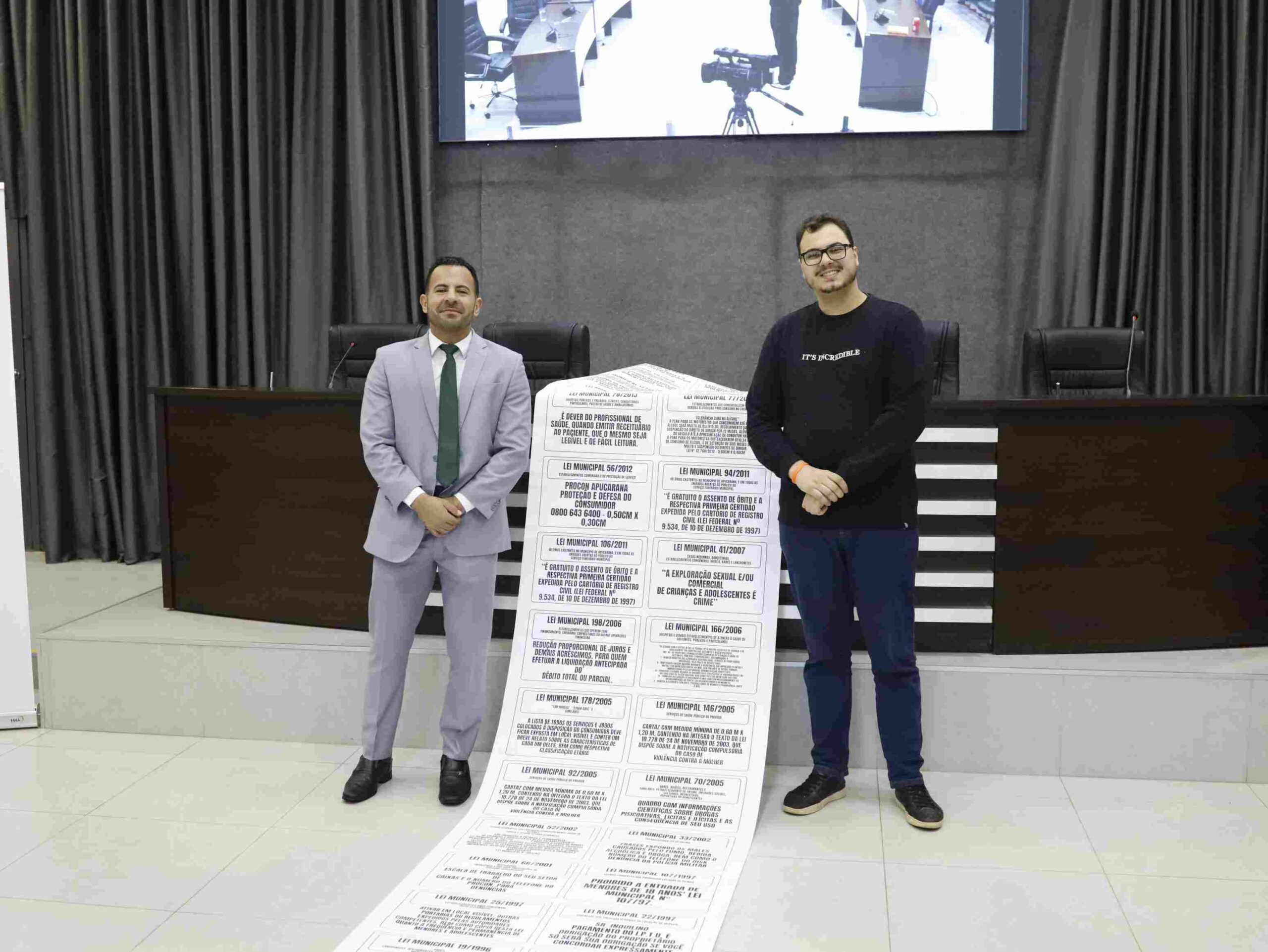 Guilherme Livoti aparece com José Maurício Andrade Neto durante o curso de análise de impacto legislativo na Câmara de Apucarana.