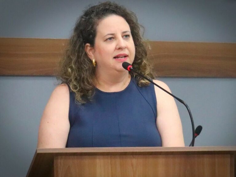 A vereadora Lizandra Dadam, cuja fiscalização suspendeu uma licitação suspeita da prefeitura de Tijucas no valor de R$ 11,6 milhões, aparece discursando na tribuna da Câmara Municipal.