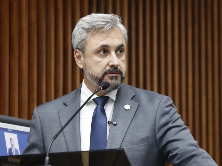 O deputado estadual Fabio Oliveira, que entrou com uma ação na justiça contra o aumento do IPTU em Medianeira, fala na Tribuna da ALEP.