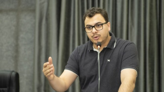 Guilherme Livoti, criador do pacote de revogação de leis de Apucarana, discursa na Tribuna da Câmara Municipal.