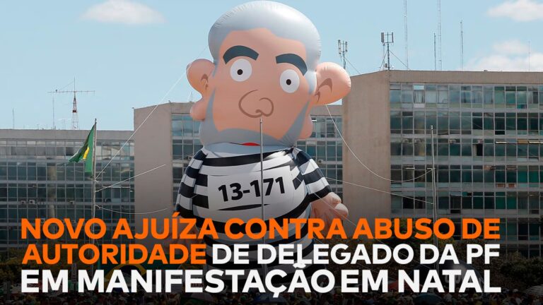 A imagem mostra a frase “NOVO ajuíza contra abuso de autoridade de delegado da PF em manifestação em Natal Polícia Federal” junto com uma foto de um Pixuleco.