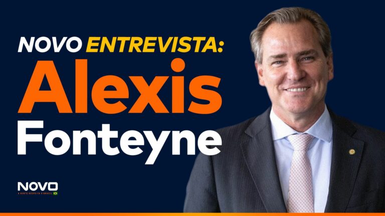 A imagem mostra a frase “NOVO Entrevista: Alexis Fonteyne” ao lado da foto do candidato a deputado federal por SP, Alexis Fonteyne.