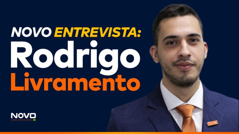 A imagem mostra a frase “NOVO Entrevista: Rodrigo Livramento” ao lado de Rodrigo Livramento, candidato a deputado federal por SC.