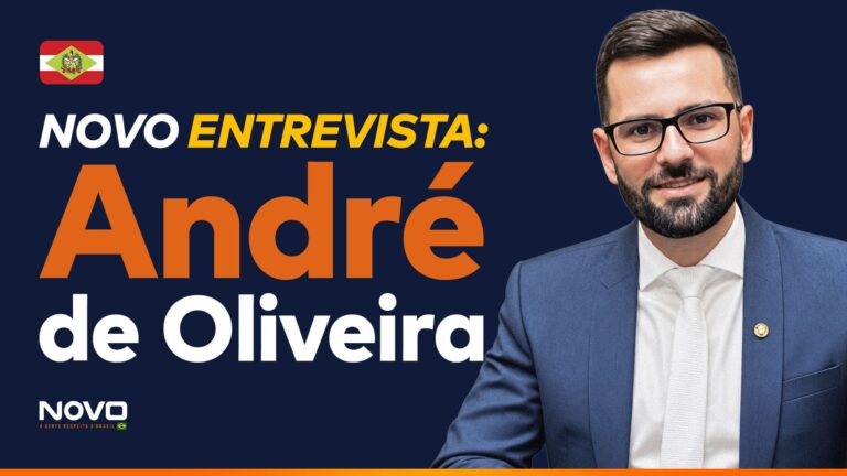 A imagem da matéria “NOVO Entrevista - André de Oliveira” ao lado do candidato a deputado federal por Santa Catarina, André de Oliveira.