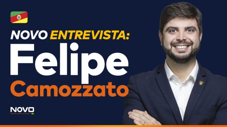 A imagem mostra a frase “NOVO Entrevista - Felipe Camozzato” ao lado do candidato a deputado federal pelo Rio Grande do Sul, Felipe Camozzato.