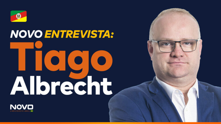 A imagem mostra a frase “NOVO Entrevista - Tiago Albrecht” e uma foto do candidato a deputado federal pelo Rio Grande do Sul, Tiago Albrecht.