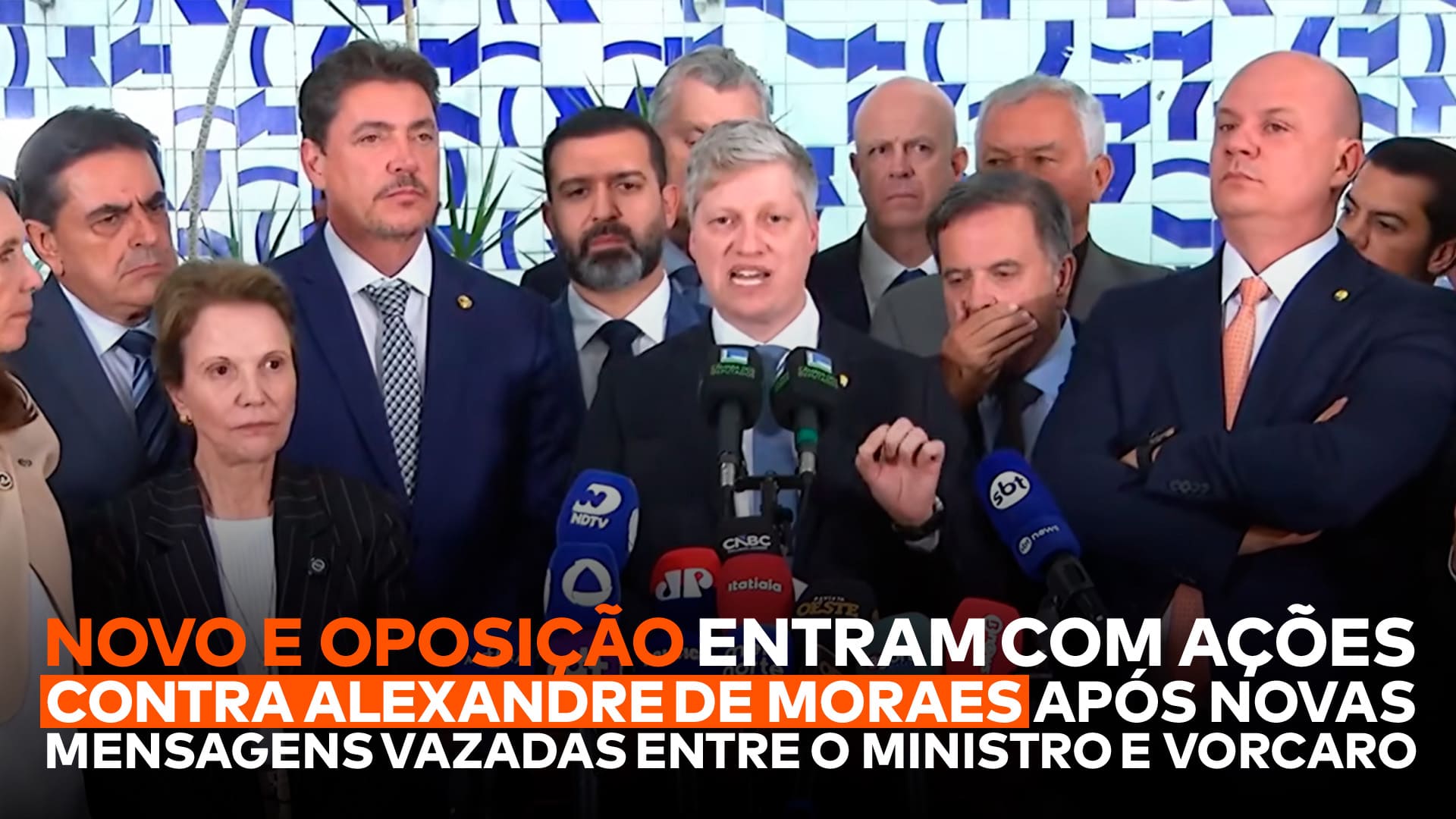 A imagem mostra a frase “NOVO e oposição entram com ações contra Alexandre de Moraes após novas mensagens vazadas entre o ministro e Vorcaro” e a foto de dos parlamentares na coletiva de imprensa do anúncio das ações.