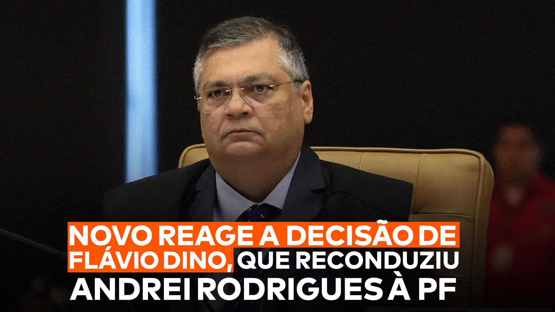 A imagem mostra a frase “NOVO reage a decisão de Flávio Dino, que reconduziu Andrei Rodrigues à PF” abaixo do ministro do STF, Flávio Dino.